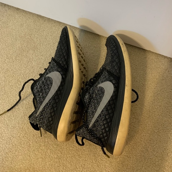 Women’s Nike tennis shoes - Picture 2 of 4